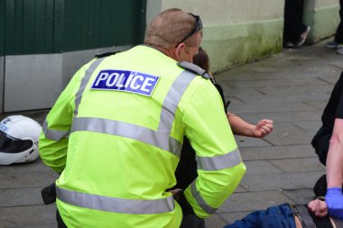 Polis hapse geri çağırmak için isteyen bir adam ile başa çıkmak 