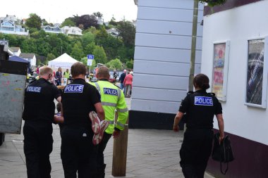 Polis hapse geri çağırmak için isteyen bir adam ile başa çıkmak 