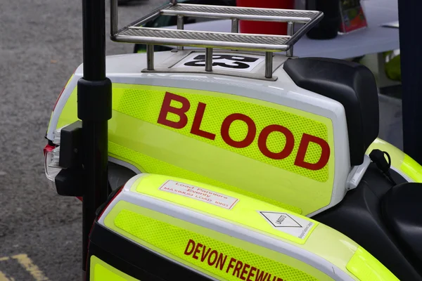 Motociclista de sangre, atrás de la bicicleta . — Foto de Stock