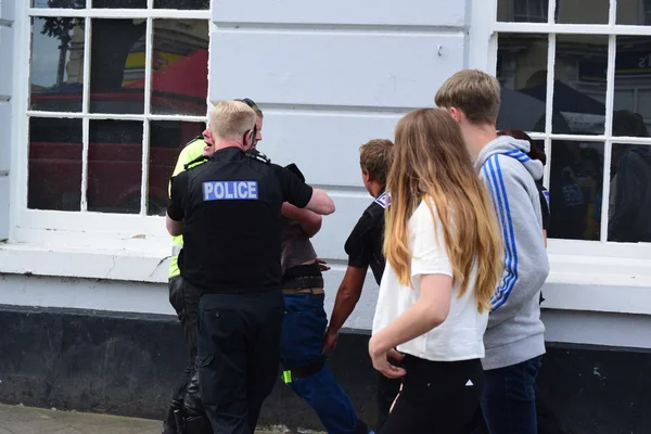 Police Traiter avec un homme recherché pour rappel en prison — Photo