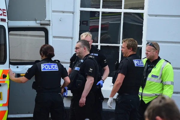 Politie omgaan met een man die wordt gezocht voor herinneren naar de gevangenis — Stockfoto