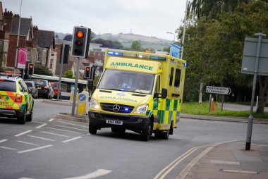 Ambulans 999 çağrı (Mavi ışıklar içinde kullanma)