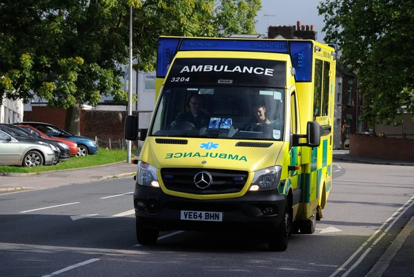 28 de agosto de 2015 - Exeter - Reino Unido Ambulancia conduciendo por carretera — Foto de Stock