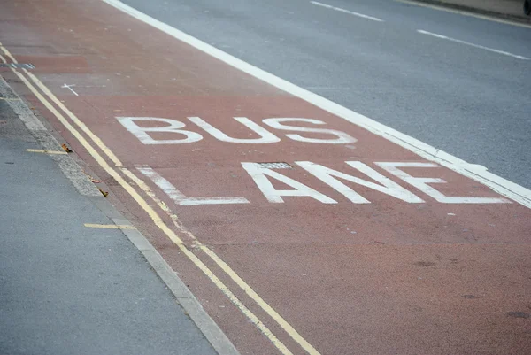 28 agosto 2015 - Exeter - Bus lane, con doppie linee gialle . — Foto Stock