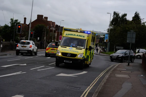 28 / 08 / 2015 - Exeter Devon UK 999 ambulance med blåt lys arbejder - Stock-foto