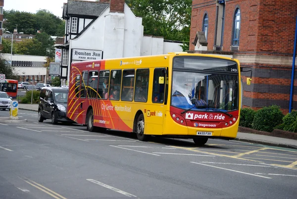 27/08/2015 - Exeter, Devon Bus on an exeter road — Stock Photo, Image