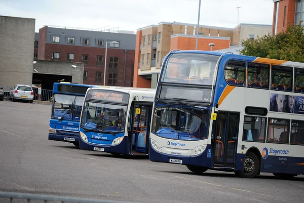 27/08/2015 - Exeter, bahçede dizilmiş Devon 3 otobüs