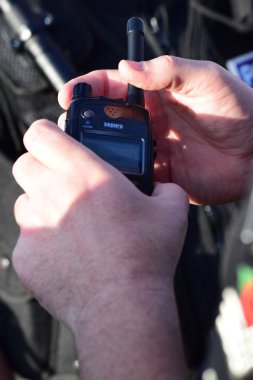 Polis radyo ve polis memuru elinde