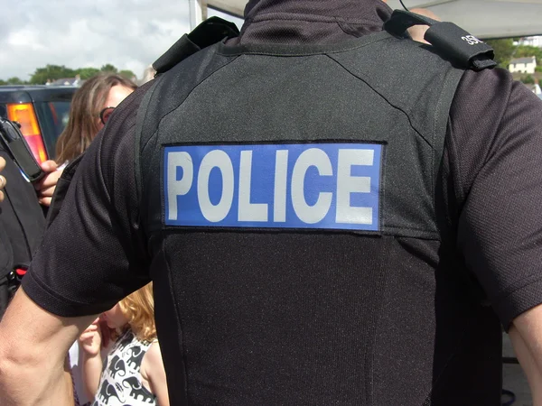 Dos d'un policier, gilet poignardé — Photo