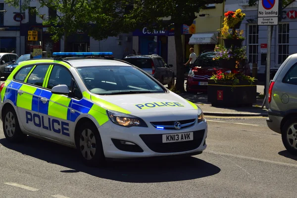 Front veiw of a police car on a 999 call — Stock Photo, Image