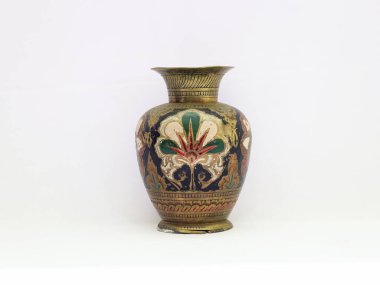 Beyaz arka planda izole edilmiş eski antika vazo.