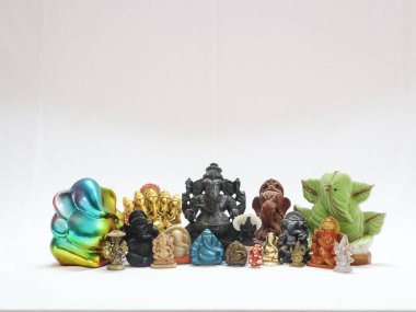 Hindu tanrısı Ganesh heykel koleksiyonu beyaz arka planda izole edilmiş.