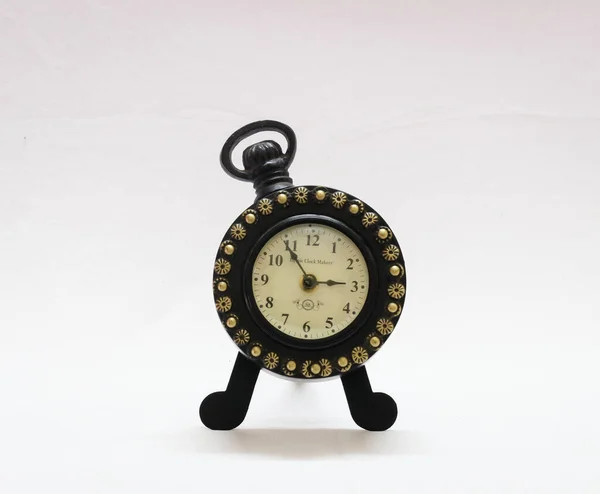 Μεταλλικό Αναλογικό Ρολόι Αντίκα Βάση Απομονώνονται Λευκό Φόντο — Φωτογραφία Αρχείου