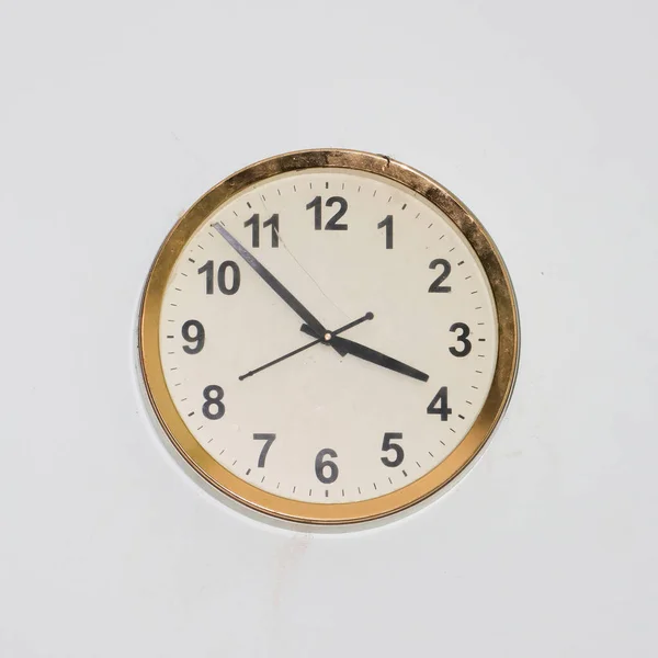 Μεγάλο Στρογγυλό Ρολόι Ένα Παλιό Απλό Σχέδιο Και Ένα Χρυσό — Φωτογραφία Αρχείου