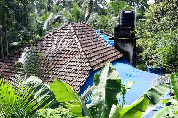 Dach Eines Alten Hauses Mit Terrakottatonziegeln Mitten Wald Tagsüber — Stockfoto