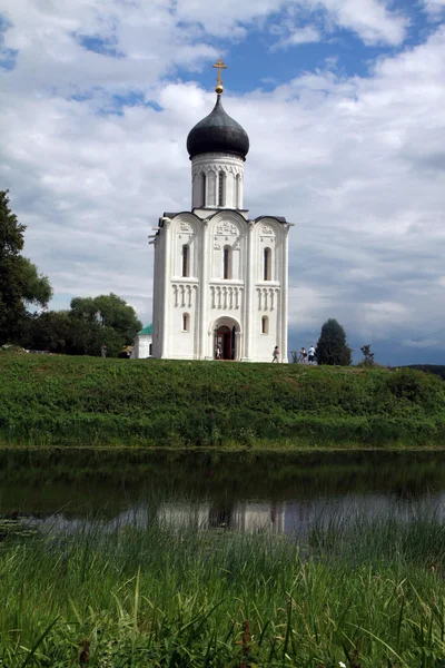 Cerkiew opieki Matki Boskiej na rzeka Nerl — Zdjęcie stockowe