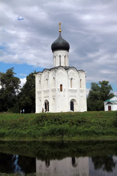Kostel na přímluvu Panny Marie na řeky Něrl — Stock fotografie
