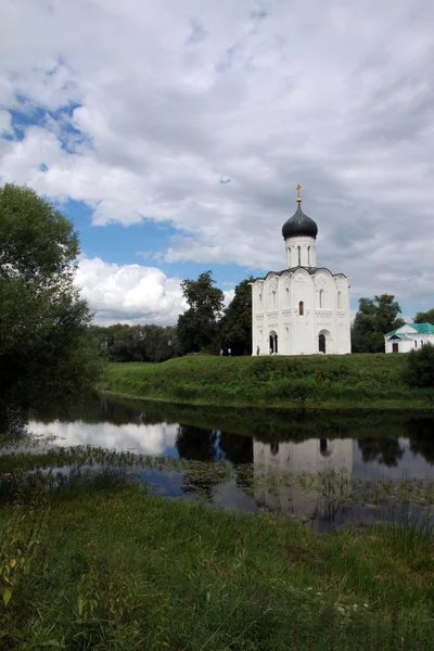 Kyrkans förbön av den heliga jungfrun på floden Nerl — Stockfoto