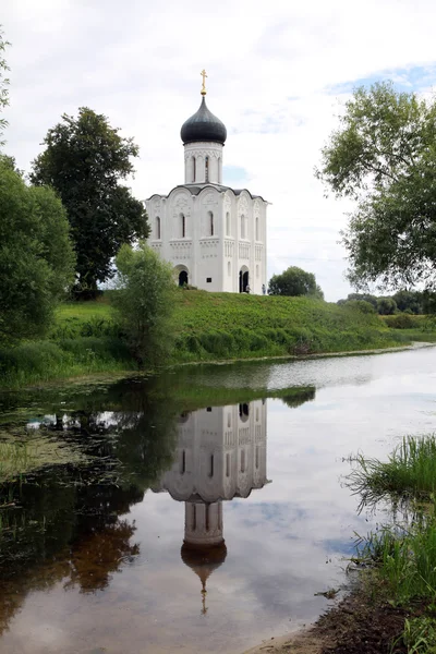 Kyrkans förbön av den heliga jungfrun på floden Nerl — Stockfoto