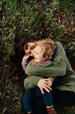 Bekar bir annenin oğluyla parkta vakit geçirmesi.