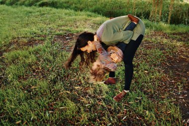 Bekar bir annenin oğluyla parkta vakit geçirmesi.