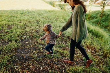 Bekar bir annenin oğluyla parkta vakit geçirmesi.