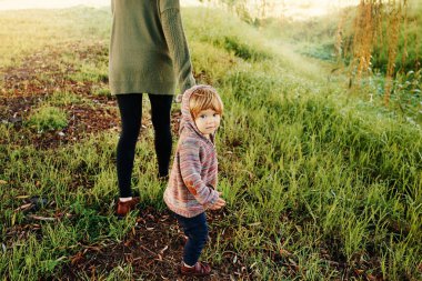 Bekar bir annenin oğluyla parkta vakit geçirmesi.