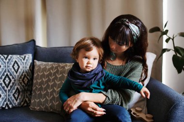 Genç bir kadının oğluyla iyi vakit geçirdiği görüntüler.