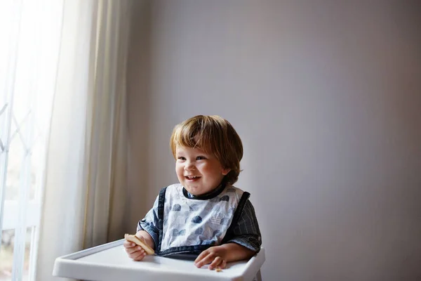 Schot Van Een Schattig Jongetje Zittend Zijn Hoge Stoel — Stockfoto