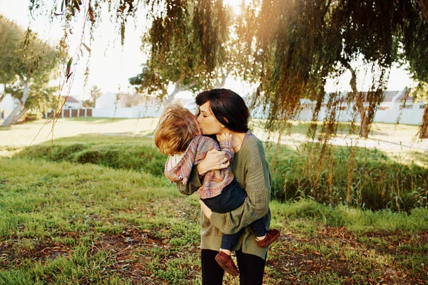 Tiro Uma Mãe Solteira Passar Algum Tempo Parque Com Seu — Fotografia de Stock