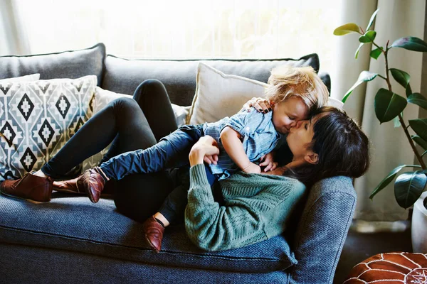 여자가아 집에서 질높은 시간을 보내는 장면이 — 스톡 사진