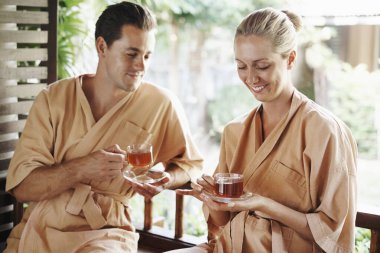 Genç bir çiftin dinlendirici bir çay molasının keyfini çıkarırken.