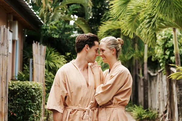 Tiro Jovem Casal Passando Tempo Juntos Nos Jardins Spa Dia — Fotografia de Stock