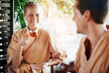 Genç bir çiftin dinlendirici bir çay molasının keyfini çıkarırken.