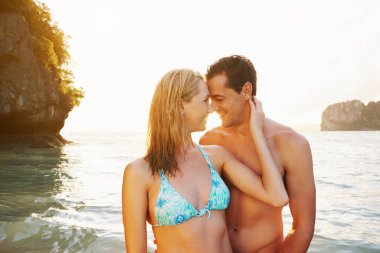 Sevecen bir çiftin günü sahilde geçirmesi.