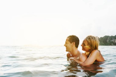 Sevecen bir çiftin günü sahilde geçirmesi.