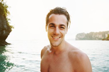 Genç bir adamın günü plajda geçirmesi.