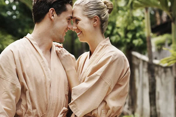 Tiro Jovem Casal Passando Tempo Juntos Nos Jardins Spa Dia — Fotografia de Stock