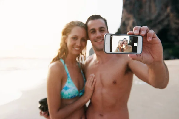 Przycięte Zdjęcie Młodej Pary Robiącej Selfie Plaży — Zdjęcie stockowe