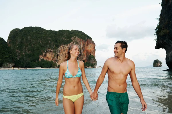 Tiro Jovem Casal Passando Dia Praia — Fotografia de Stock