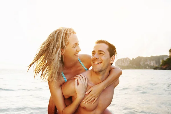 Shot Affectionate Couple Spending Day Beach — Zdjęcie stockowe