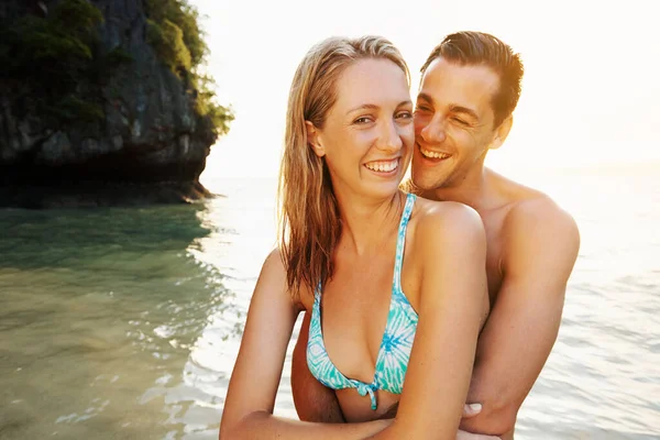 Shot Affectionate Couple Spending Day Beach — Zdjęcie stockowe