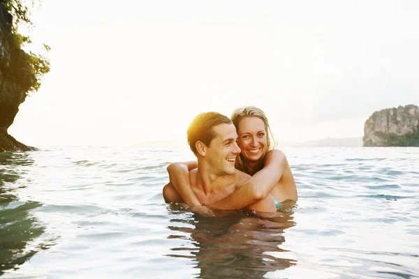 Shot Affectionate Couple Spending Day Beach — Stock fotografie