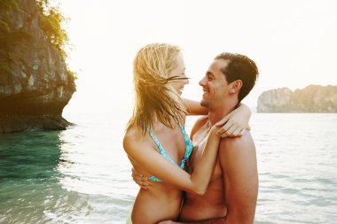 Sevecen bir çiftin günü sahilde geçirmesi.