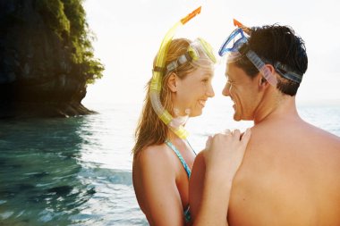 Sevecen bir çiftin günü sahilde geçirmesi.