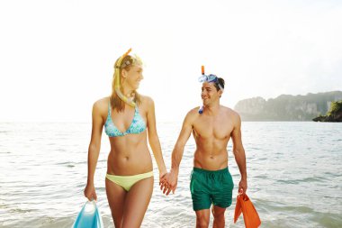 Genç bir çiftin günü sahilde geçirmesi.