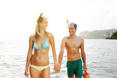 Genç bir çiftin günü sahilde geçirmesi.