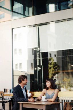 Genç bir çifti kaldırımdaki kafede kahve içerken çekmişler.