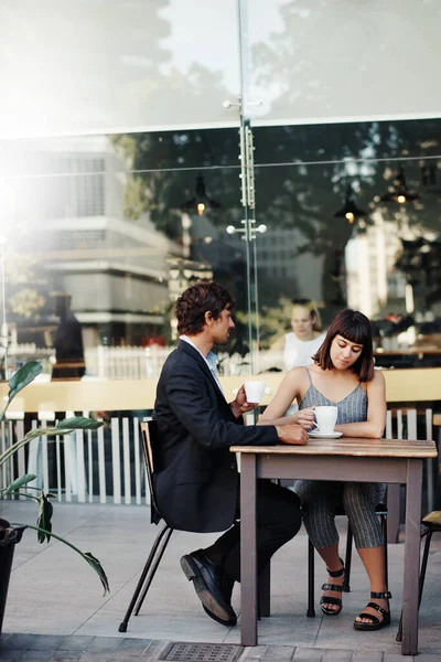 Tiro Jovem Casal Uma Data Café Café Calçada — Fotografia de Stock