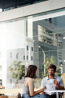 Genç bir çifti kaldırımdaki kafede kahve içerken çekmişler.